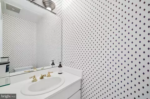 Bath - 10 E Lee St E #1804, Baltimore, MD 21202 photo 1 of 4