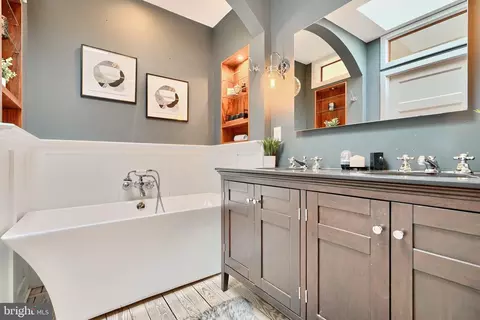 Bath - 3217 Dillon St, Baltimore, MD 21224 photo 4 of 9