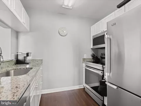 Kitchen - 100 Harborview Dr #1008, Baltimore, MD 21230 photo 3 of 5