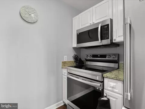 Kitchen - 100 Harborview Dr #1008, Baltimore, MD 21230 photo 4 of 5