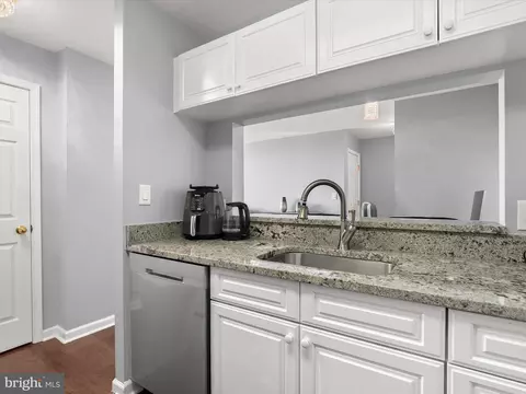 Kitchen - 100 Harborview Dr #1008, Baltimore, MD 21230 photo 2 of 5