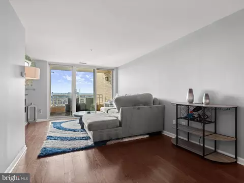 Living - 100 Harborview Dr #1008, Baltimore, MD 21230 photo 2 of 5