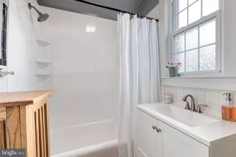 Bath - 431 Westgate Rd, Baltimore, MD 21229 photo 1 of 1