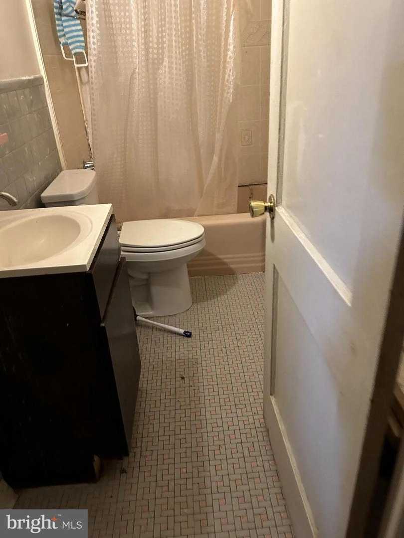 Bath - 4808 Aberdeen Ave, Baltimore, MD 21206 photo 2 of 3