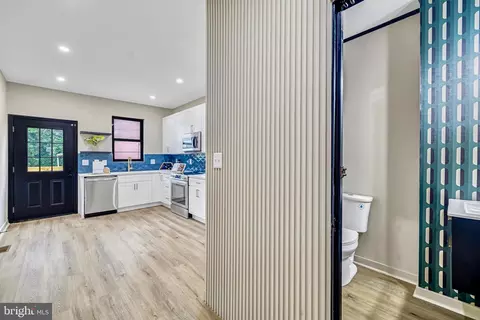 Entry Way - 709 E 21st St, Baltimore, MD 21218 photo 3 of 12