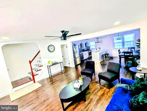 Entry Way - 809 Wedgewood Rd, Baltimore, MD 21229 photo 1 of 6