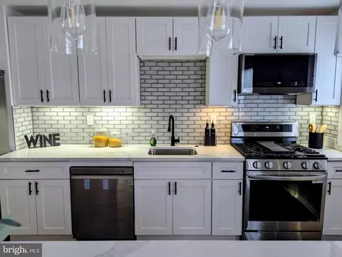 Kitchen - 809 Wedgewood Rd, Baltimore, MD 21229 photo 4 of 5