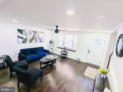 Entry Way - 809 Wedgewood Rd, Baltimore, MD 21229 photo 4 of 6
