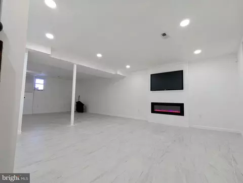 Living - 809 Wedgewood Rd, Baltimore, MD 21229 photo 3 of 3