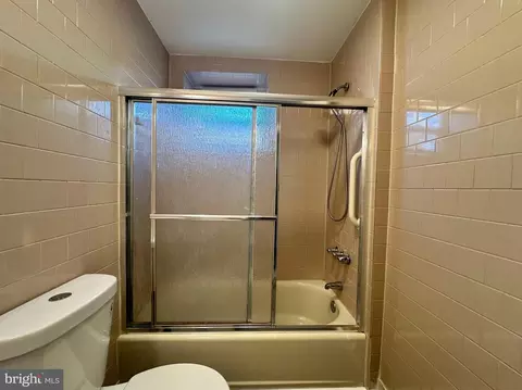 Bath - 3327 Spaulding Ave, Baltimore, MD 21215 photo 4 of 6