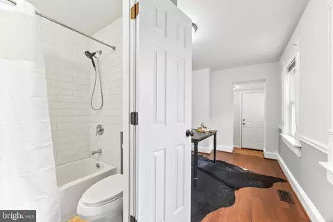 Entry Way - 1505 Union Ave, Baltimore, MD 21211 photo 3 of 5