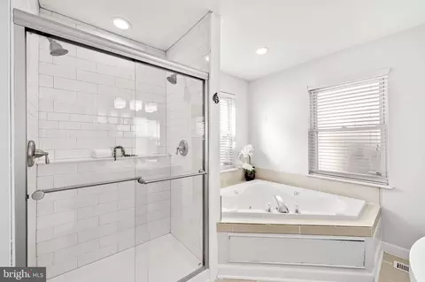 Bath - 1308 William St, Baltimore, MD 21230 photo 3 of 5