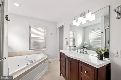 Bath - 1308 William St, Baltimore, MD 21230 photo 2 of 5