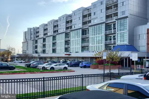 2702 Lighthouse Pt E #731, Baltimore, MD 21224