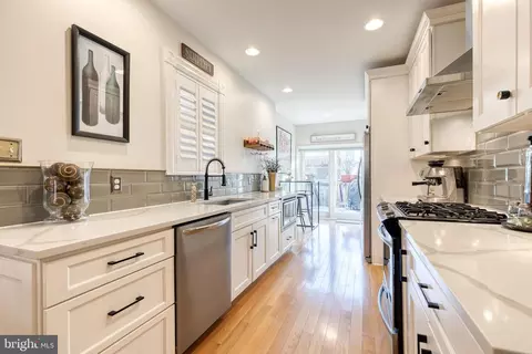 Entry Way - 2927 Dillon St, Baltimore, MD 21224 photo 1 of 2