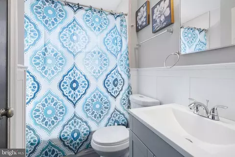 Bath - 4032 Balfern Ave, Baltimore, MD 21213 photo 2 of 2
