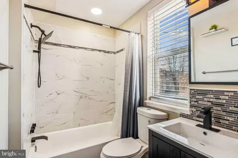 Bath - 512 Warner St, Baltimore, MD 21230 photo 1 of 1