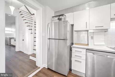 Entry Way - 242 Albemarle St, Baltimore, MD 21202 photo 3 of 6
