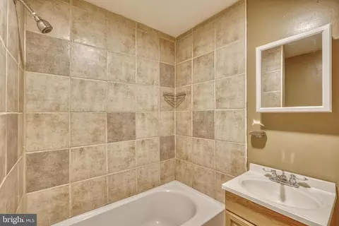 Bath - 2323 Eutaw Pl, Baltimore, MD 21217 photo 10 of 11