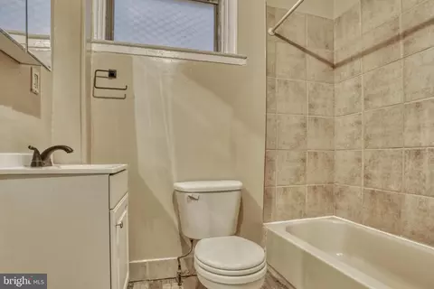Bath - 2323 Eutaw Pl, Baltimore, MD 21217 photo 1 of 11
