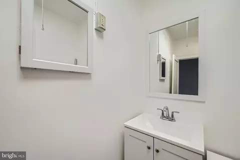 Bath - 2805 Pelham Ave, Baltimore, MD 21213 photo 2 of 3