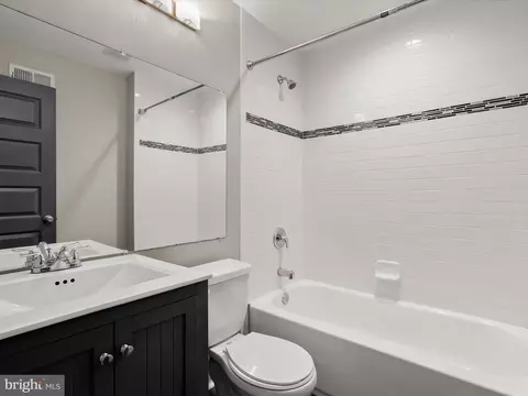 Bath - 2437 Fleet St, Baltimore, MD 21224 photo 2 of 4