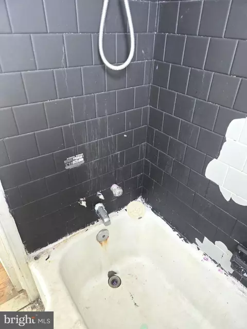 Bath - 3701 Bartwood Rd, Baltimore, MD 21215 photo 2 of 3