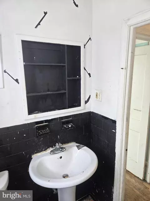 Bath - 3701 Bartwood Rd, Baltimore, MD 21215 photo 3 of 3