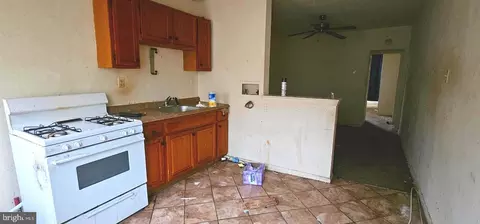 Entry Way - 452 Pitman Pl, Baltimore, MD 21202 photo 5 of 8