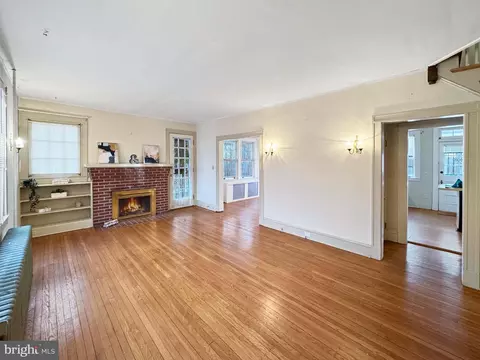 Living - 709 Dryden Dr, Baltimore, MD 21229 photo 3 of 7