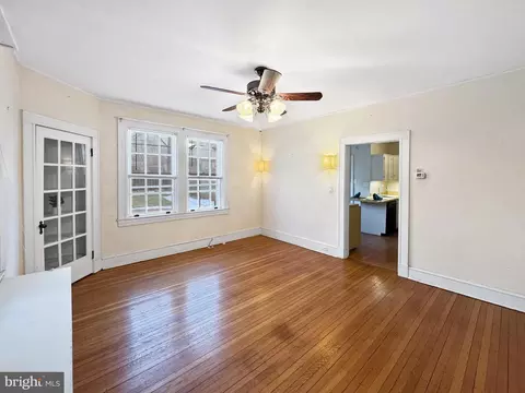 Living - 709 Dryden Dr, Baltimore, MD 21229 photo 5 of 7