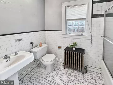 Bath - 709 Dryden Dr, Baltimore, MD 21229 photo 2 of 3
