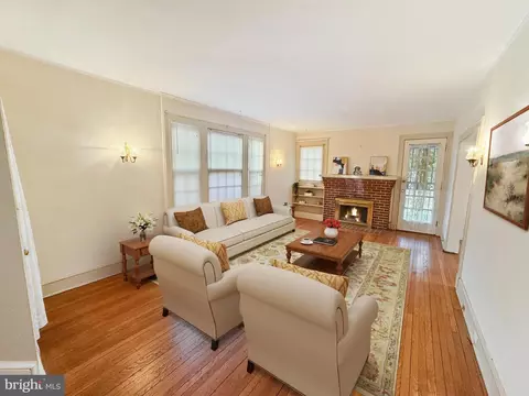 Living - 709 Dryden Dr, Baltimore, MD 21229 photo 1 of 7