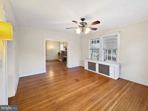 Living - 709 Dryden Dr, Baltimore, MD 21229 photo 4 of 7