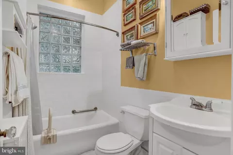 Bath - 607 Somerset Rd #2, Baltimore, MD 21210 photo 1 of 1