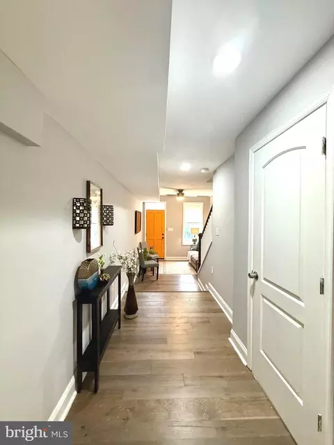 Entry Way - 616 S Luzerne Ave S, Baltimore, MD 21224 photo 11 of 23