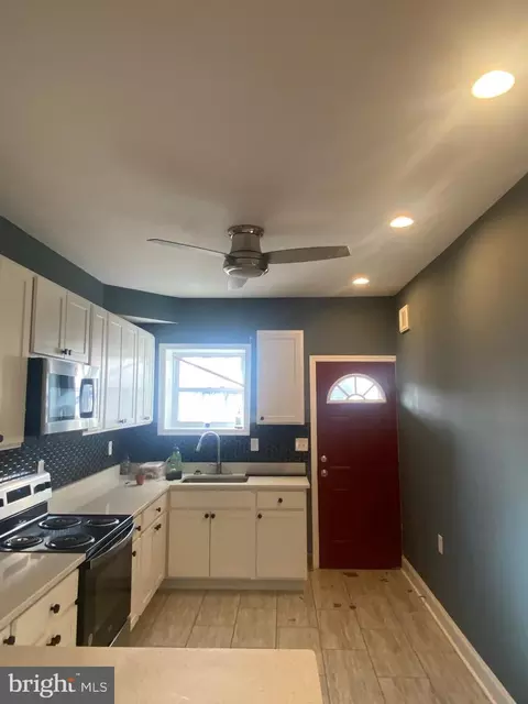 Entry Way - 1316 N Milton Ave N, Baltimore, MD 21213 photo 3 of 14