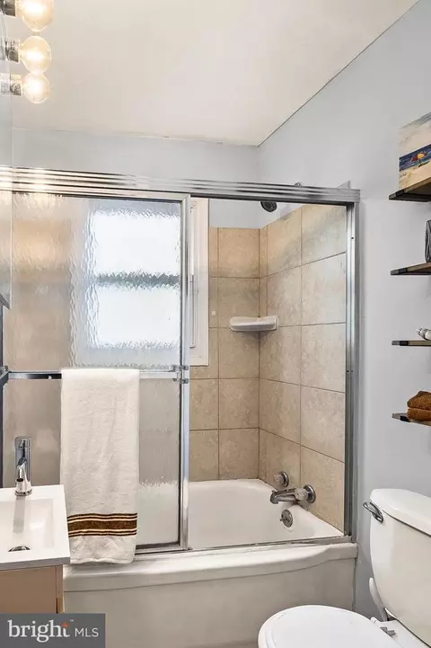 Bath - 4417 Craddock Ave, Baltimore, MD 21212 photo 2 of 4