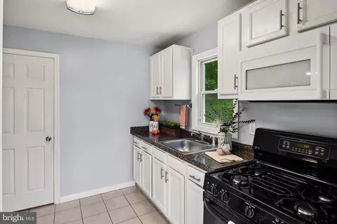 Entry Way - 4417 Craddock Ave, Baltimore, MD 21212 photo 4 of 6