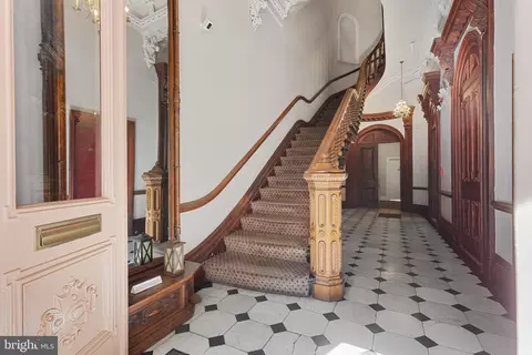 Entry Way - 14 E Mount Vernon Pl, Baltimore, MD 21201 photo 2 of 4