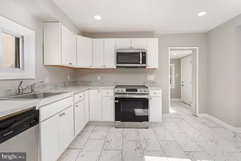 Entry Way - 459 S Augusta Ave, Baltimore, MD 21229 photo 2 of 5