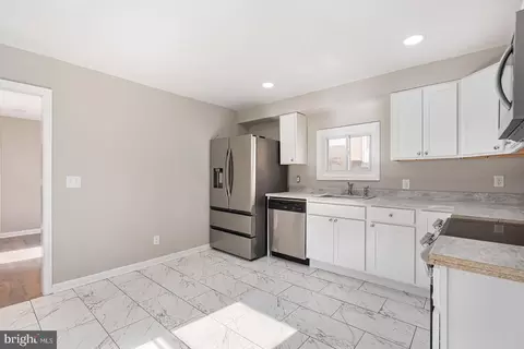 Entry Way - 459 S Augusta Ave, Baltimore, MD 21229 photo 3 of 5