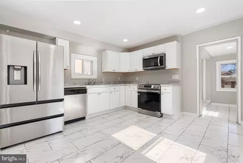 Entry Way - 459 S Augusta Ave, Baltimore, MD 21229 photo 1 of 5