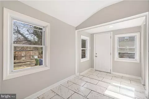 Entry Way - 459 S Augusta Ave, Baltimore, MD 21229 photo 4 of 5