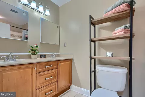 Bath - 5 S Decker Ave, Baltimore, MD 21224 photo 1 of 2