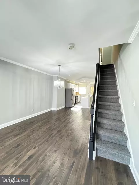 Entry Way - 718 N Luzerne Ave, Baltimore, MD 21205 photo 5 of 6
