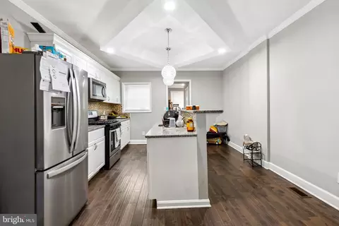 Entry Way - 718 N Luzerne Ave, Baltimore, MD 21205 photo 4 of 6