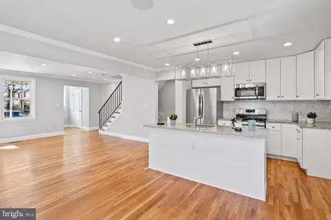 Entry Way - 2406 E Strathmore Ave, Baltimore, MD 21214 photo 3 of 6