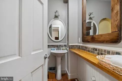 Entry Way - 1820 Fleet St, Baltimore, MD 21231 photo 1 of 6