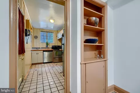 Entry Way - 920 Tyson St, Baltimore, MD 21201 photo 3 of 11